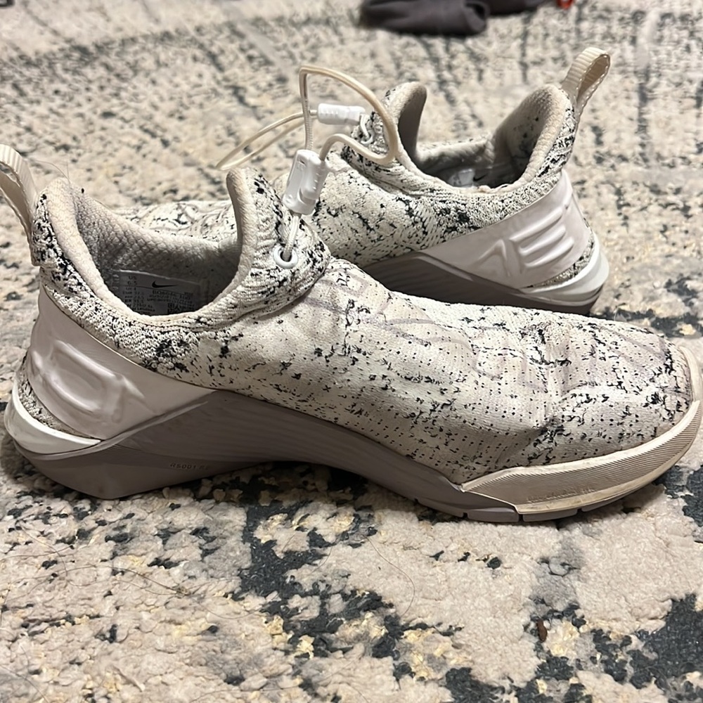 Lightly worn Nike Metcons. Size 6.5. No laces. Great workout shoe!